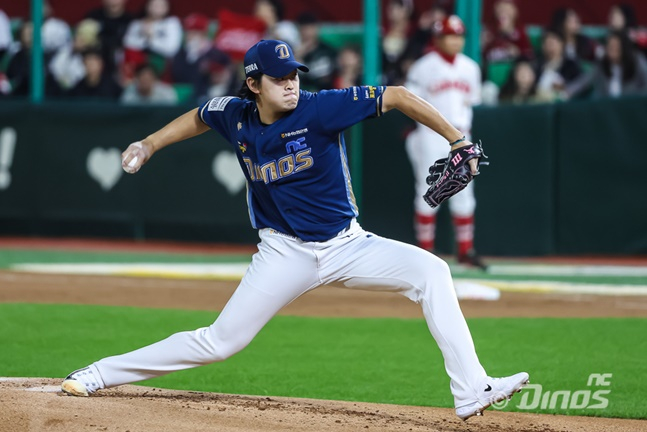 송명기가 SSG와 2023 KBO 준플레이오프 2차전에서 투구하고 있다. /사진=NC 다이노스