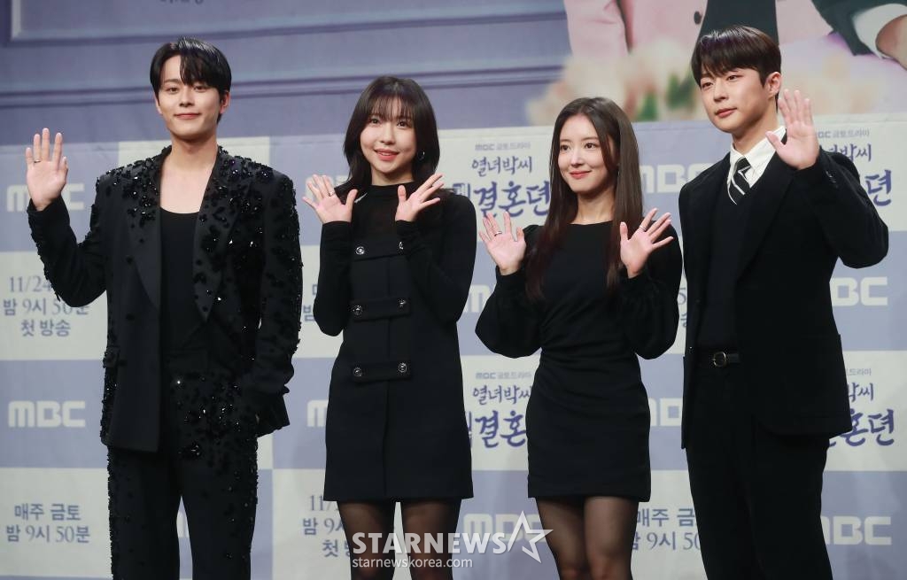 배우 유선호, 주현영, 이세영, 배인혁이 22일 오후 서울 마포구 상암동 MBC에서 진행된 금토드라마 '열녀박씨 계약결혼뎐' 제작발표회에 참석해 포즈를 취하고 있다. 죽음을 뛰어넘어 2023년 대한민국에 당도한 19세기 욕망 유교걸 박연우와 21세기 무감정끝판왕 강태하의 금쪽같은 계약결혼 스토리 '열녀박씨 계약결혼뎐'은 오는 24일 첫 방송된다. /2023.11.22 /사진=이동훈