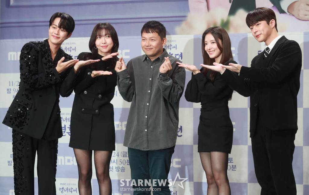 배우 유선호, 주현영, 박상훈 감독, 배우 이세영, 배인혁이 22일 오후 서울 마포구 상암동 MBC에서 진행된 금토드라마 '열녀박씨 계약결혼뎐' 제작발표회에 참석해 포즈를 취하고 있다. 죽음을 뛰어넘어 2023년 대한민국에 당도한 19세기 욕망 유교걸 박연우와 21세기 무감정끝판왕 강태하의 금쪽같은 계약결혼 스토리 '열녀박씨 계약결혼뎐'은 오는 24일 첫 방송된다. /2023.11.22 /사진=이동훈