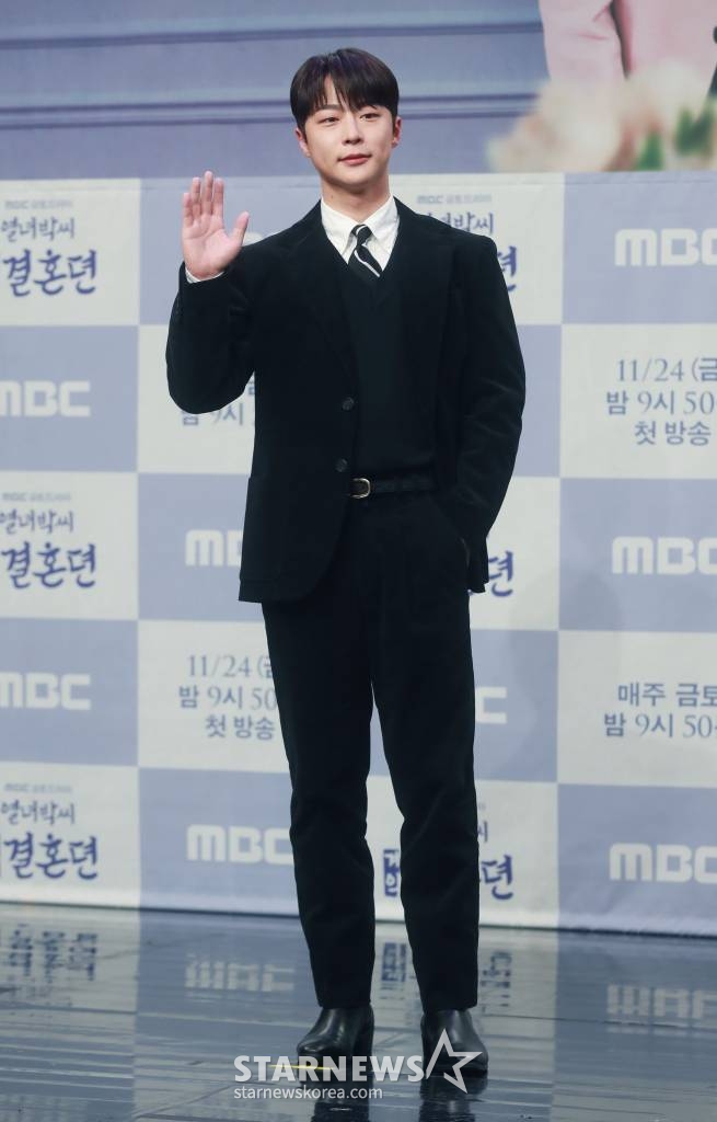 배우 배인혁이 22일 오후 서울 마포구 상암동 MBC에서 진행된 금토드라마 '열녀박씨 계약결혼뎐' 제작발표회에 참석해 포즈를 취하고 있다. 죽음을 뛰어넘어 2023년 대한민국에 당도한 19세기 욕망 유교걸 박연우와 21세기 무감정끝판왕 강태하의 금쪽같은 계약결혼 스토리 '열녀박씨 계약결혼뎐'은 오는 24일 첫 방송된다. /2023.11.22 /사진=이동훈