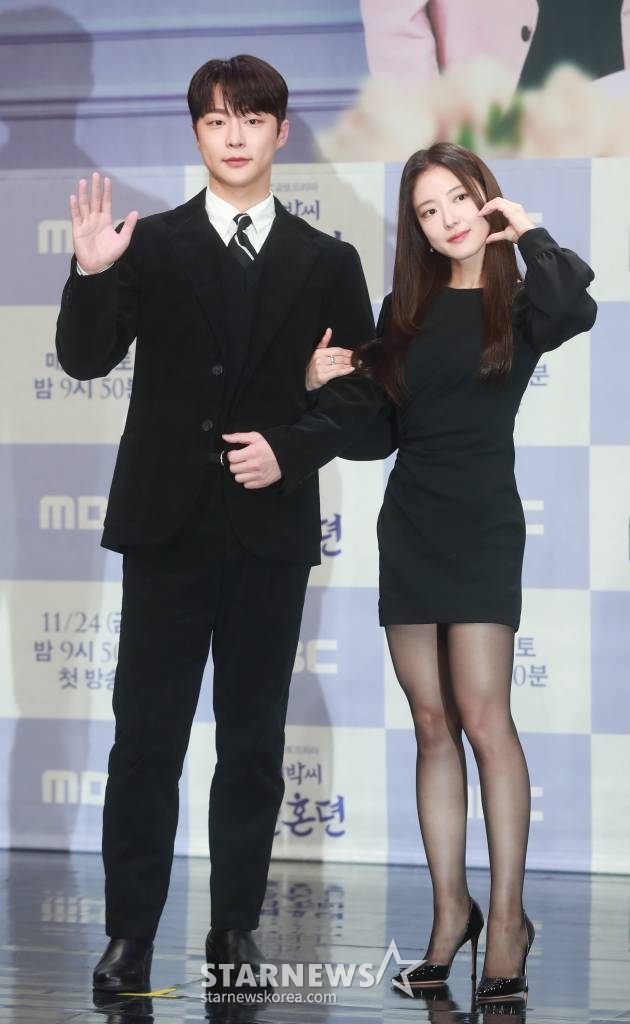 배우 배인혁, 이세영이 22일 오후 서울 마포구 상암동 MBC에서 진행된 금토드라마 '열녀박씨 계약결혼뎐' 제작발표회에 참석해 포즈를 취하고 있다. 죽음을 뛰어넘어 2023년 대한민국에 당도한 19세기 욕망 유교걸 박연우와 21세기 무감정끝판왕 강태하의 금쪽같은 계약결혼 스토리 '열녀박씨 계약결혼뎐'은 오는 24일 첫 방송된다. /2023.11.22 /사진=이동훈