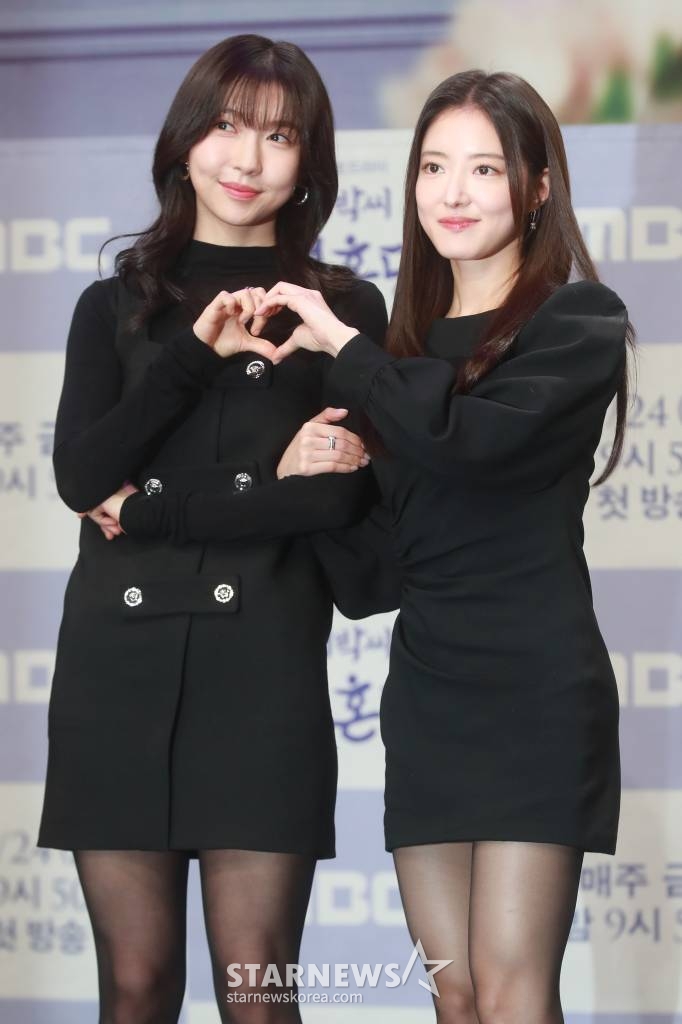배우 주현영, 이세영이 22일 오후 서울 마포구 상암동 MBC에서 진행된 금토드라마 '열녀박씨 계약결혼뎐' 제작발표회에 참석해 포즈를 취하고 있다. 죽음을 뛰어넘어 2023년 대한민국에 당도한 19세기 욕망 유교걸 박연우와 21세기 무감정끝판왕 강태하의 금쪽같은 계약결혼 스토리 '열녀박씨 계약결혼뎐'은 오는 24일 첫 방송된다. /2023.11.22 /사진=이동훈