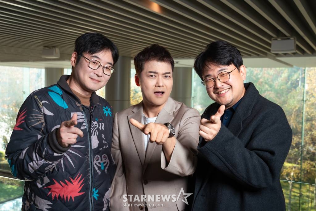 김주형 PD, 방송인 전현무, 임형택 PD가 22일 오전 서울 마포구 LG유플러스 상암사옥 진행된 U+모바일 KBS 예능 '서치미' 기자간담회를 위해 포즈를 취하고 있다. '서치미'는 플레이어(게스트)가 진짜 지인과 지인을 완벽하게 흉내 내는 시치미단 패널 사이에서 진짜 지인을 추리하는 프로그램 이다. /사진제공=U+모바일tv 2023.11.22 /사진=이동훈