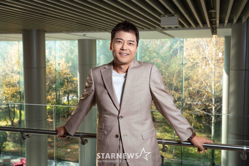 방송인 전현무가 22일 오전 서울 마포구 LG유플러스 상암사옥 진행된 U+모바일 KBS 예능 '서치미' 기자간담회를 위해 포즈를 취하고 있다. '서치미'는 플레이어(게스트)가 진짜 지인과 지인을 완벽하게 흉내 내는 시치미단 패널 사이에서 진짜 지인을 추리하는 프로그램 이다. /사진제공=U+모바일tv 2023.11.22 /사진=이동훈