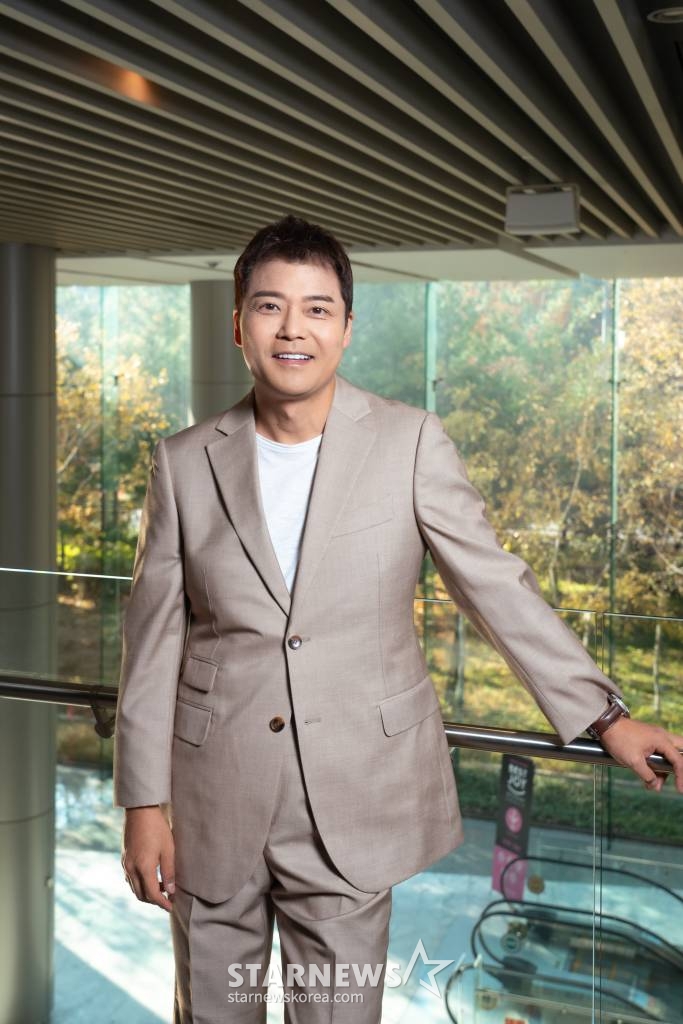 방송인 전현무가 22일 오전 서울 마포구 LG유플러스 상암사옥 진행된 U+모바일 KBS 예능 '서치미' 기자간담회를 위해 포즈를 취하고 있다. '서치미'는 플레이어(게스트)가 진짜 지인과 지인을 완벽하게 흉내 내는 시치미단 패널 사이에서 진짜 지인을 추리하는 프로그램 이다. /사진제공=U+모바일tv 2023.11.22 /사진=이동훈