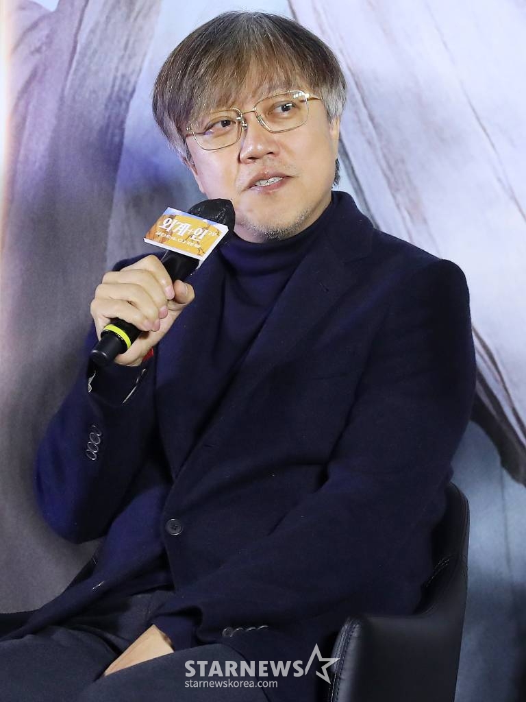 최동훈 감독이 22일 오전 서울 용산구 아이파크몰 CGV에서 진행된 영화 '외계+인' 2부 제작보고회에 참석해 인사말을 하고 있다. '외계+인' 2부는 치열한 신검 쟁탈전 속 숨겨진 비밀이 밝혀지는 가운데 현재로 돌아가 모두를 구하려는 인간과 도사들의 이야기를 그린 영화다. 2024년 1월 개봉 예정. 2023.11.22 /사진=김창현