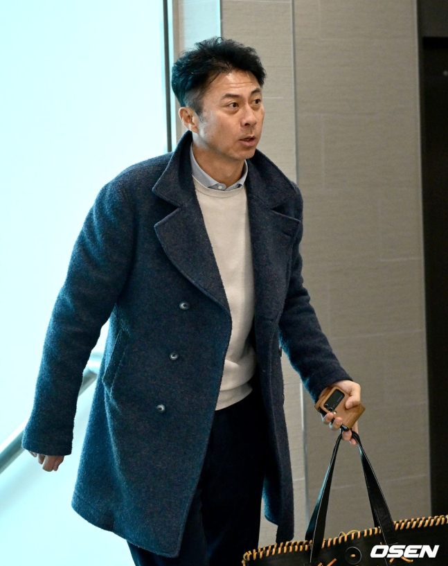 22일 2차 드래프트 현장에 들어서는 손혁 한화 단장.