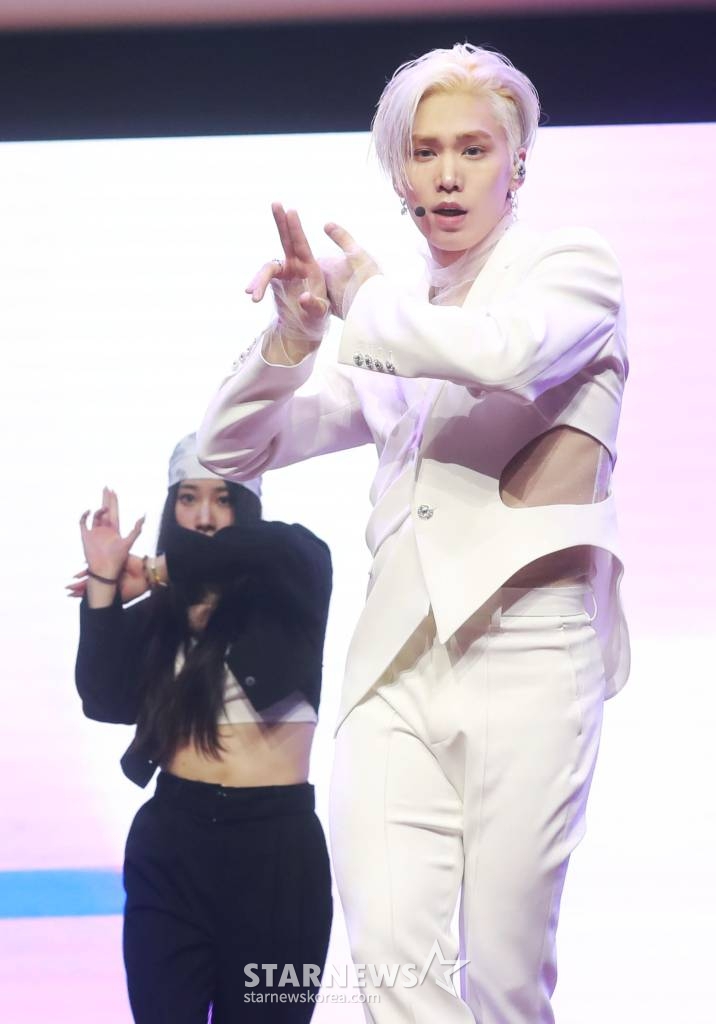 가수 라키(ROCKY)가 22일 오후 서울 강서구 스카이아트홀에서 진행된 미니 1집 '라키스트'(ROCKYST) 발매기념 쇼케이스에서 신곡을 선보이고 있다. 타이틀곡 '럭키 라키'는 인트로부터 중독성 있는 그루비한 색소폰과 펑키한 기타 사운드가 특징인 레트로 팝 곡으로, 라키의 강렬하면서도 세련된 안무가 시선을 끄는 노래다. /2023.11.22 /사진=이동훈