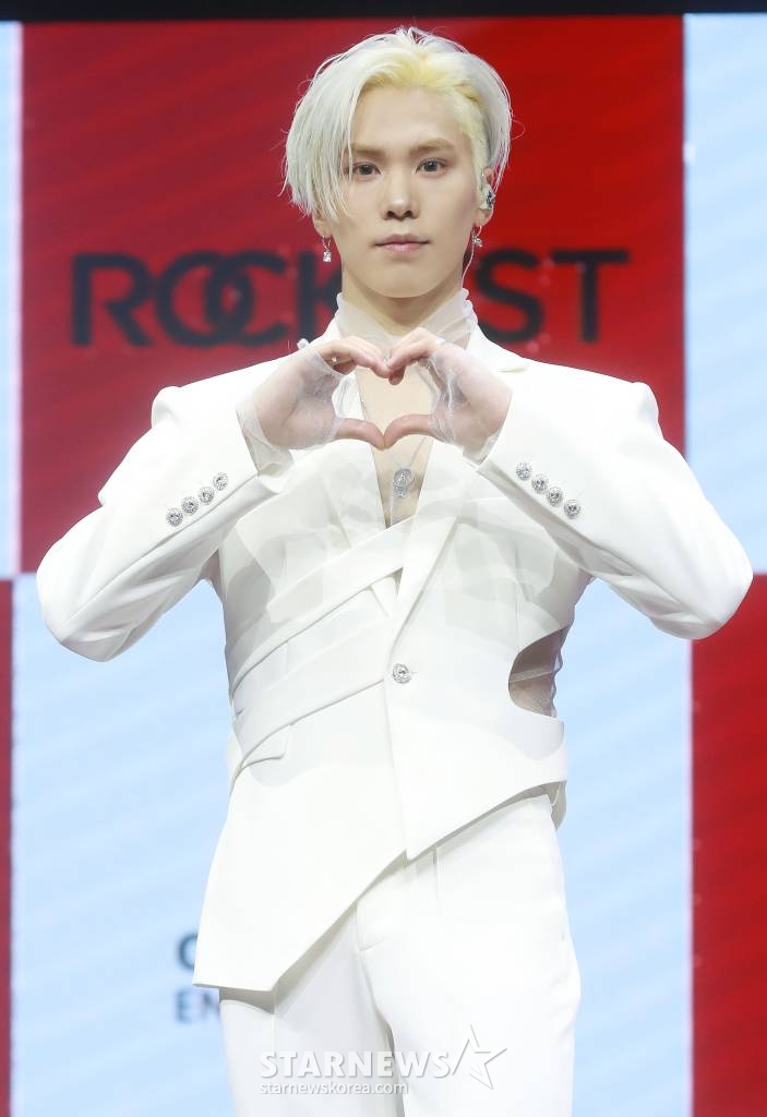 가수 라키(ROCKY)가 22일 오후 서울 강서구 스카이아트홀에서 진행된 미니 1집 '라키스트'(ROCKYST) 발매기념 쇼케이스에서 포즈를 취하고 있다. 타이틀곡 '럭키 라키'는 인트로부터 중독성 있는 그루비한 색소폰과 펑키한 기타 사운드가 특징인 레트로 팝 곡으로, 라키의 강렬하면서도 세련된 안무가 시선을 끄는 노래다. /2023.11.22 /사진=이동훈