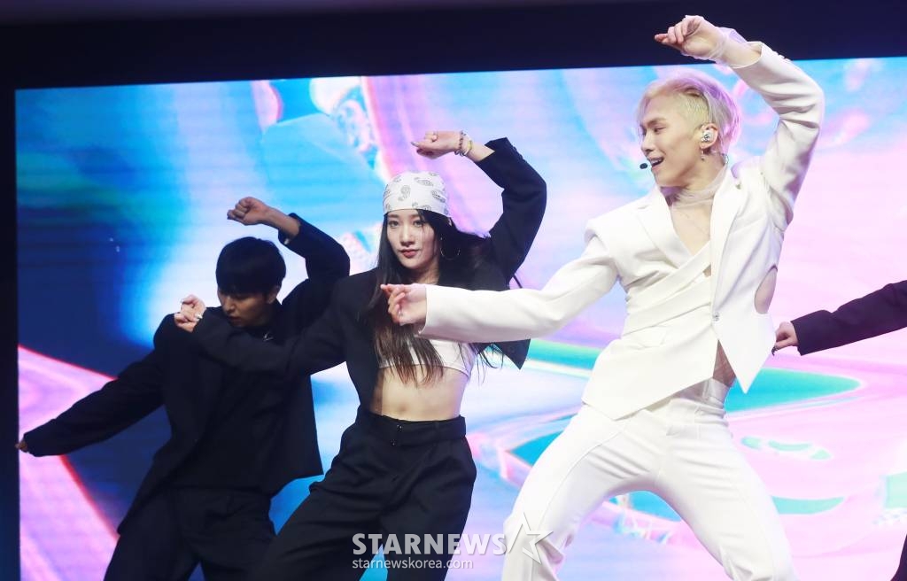 가수 라키(ROCKY)가 22일 오후 서울 강서구 스카이아트홀에서 진행된 미니 1집 '라키스트'(ROCKYST) 발매기념 쇼케이스에서 신곡을 선보이고 있다. 타이틀곡 '럭키 라키'는 인트로부터 중독성 있는 그루비한 색소폰과 펑키한 기타 사운드가 특징인 레트로 팝 곡으로, 라키의 강렬하면서도 세련된 안무가 시선을 끄는 노래다. /2023.11.22 /사진=이동훈