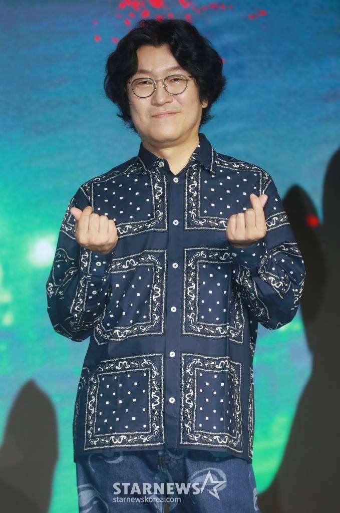 의사 홍성우가 8일 오전 서울 마포구 호텔 나루에서 진행된 넷플릭스 새 예능 '좀비버스' 제작발표회에 참석해 포즈를 취하고 있다. 어느 날 갑자기 좀비 세계로 변해버린 서울 일대에서 퀘스트를 수행하며 살아남아야 하는 좀비 유니버스 예능 '좀비버스'는 8일 공개된다. /2023.08.08 /사진=이동훈