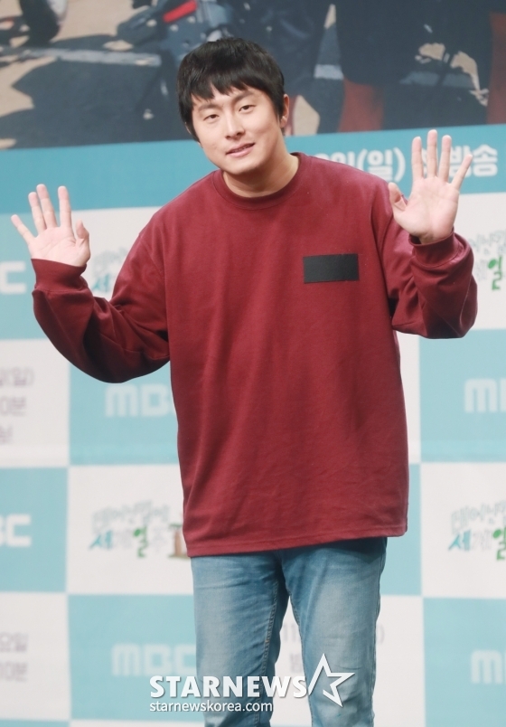 만화가 기안84가 23일 오후 서울 상암동 MBC 골든마우스홀에서 진행된 예능 프로그램 '태어난 김에 세계일주3' 제작발표회에 참석해 포즈를 취하고 있다. /2023.11.23
