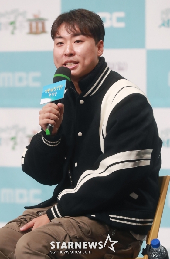 김지우 PD가 23일 오후 서울 상암동 MBC 골든마우스홀에서 진행된 예능 프로그램 '태어난 김에 세계일주3' 제작발표회에 참석해 질문에 답하고 있다. /2023.11.23