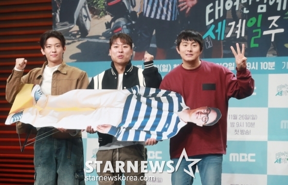 덱스, 김지우 PD, 기안84가 23일 오후 서울 상암동 MBC 골든마우스홀에서 진행된 예능 프로그램 '태어난 김에 세계일주3' 제작발표회에 참석해 포즈를 취하고 있다. /2023.11.23