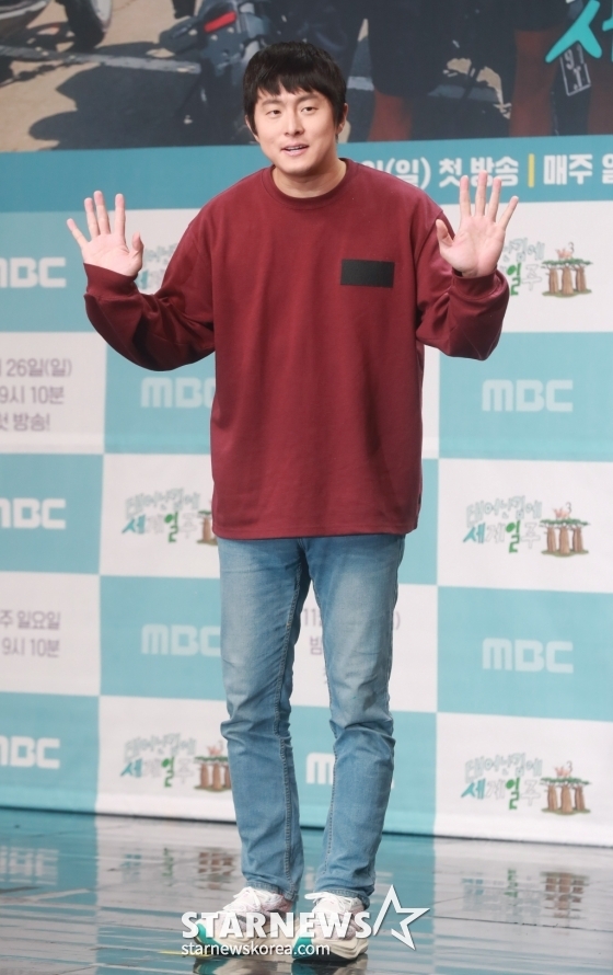 만화가 기안84가 23일 오후 서울 상암동 MBC 골든마우스홀에서 진행된 예능 프로그램 '태어난 김에 세계일주3' 제작발표회에 참석해 포즈를 취하고 있다. /2023.11.23
