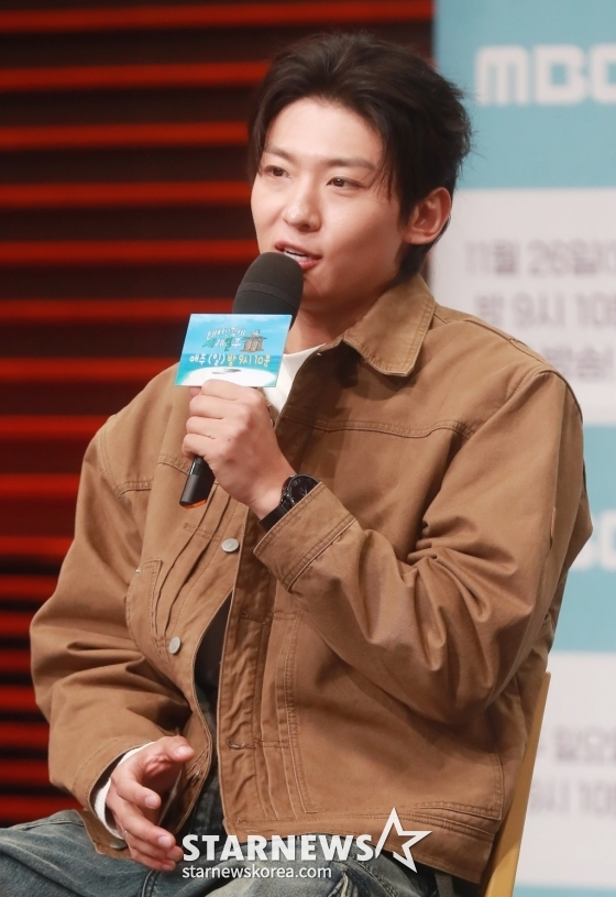 크리에이터 덱스가 23일 오후 서울 상암동 MBC 골든마우스홀에서 진행된 예능 프로그램 '태어난 김에 세계일주3' 제작발표회에 참석해 질문에 답하고 있다. /2023.11.23