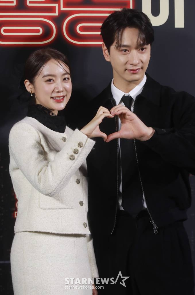 배우 우혜림, 황찬성이 23일 오전 서울 CGV용산아이파크몰에서 진행된 글로벌 프로젝트 '홍콩 인 렌즈'(Hong Kong in the Lens)의 한국편 '내 안에 홍콩이 있다'(감독 강윤성) 쇼케이스에 참석해 포즈를 취하고 있다. '홍콩 인 렌즈'는 한국을 비롯해 태국, 필리핀 등 아시아 3개국의 국가대표 감독들이 영화의 도시 홍콩을 모티브로 한 단편 영화를 만드는 프로젝트다. /2023.11.23 /사진=이동훈