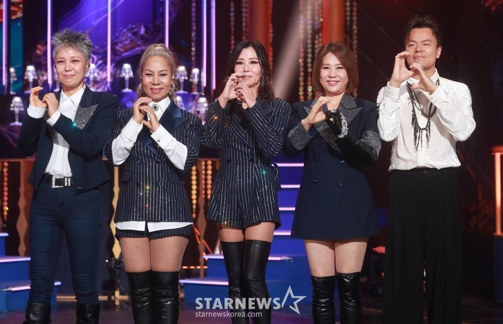 골든걸스 이은미, 인순이, 박미경, 신효범, 작곡가 박진영이 23일 오후 서울 여의도 KBS 신관에서 진행된 2TV 예능 '골든걸스' 쇼케이스에서 포즈를 취하고 있다. /2023.11.23 /사진=이동훈