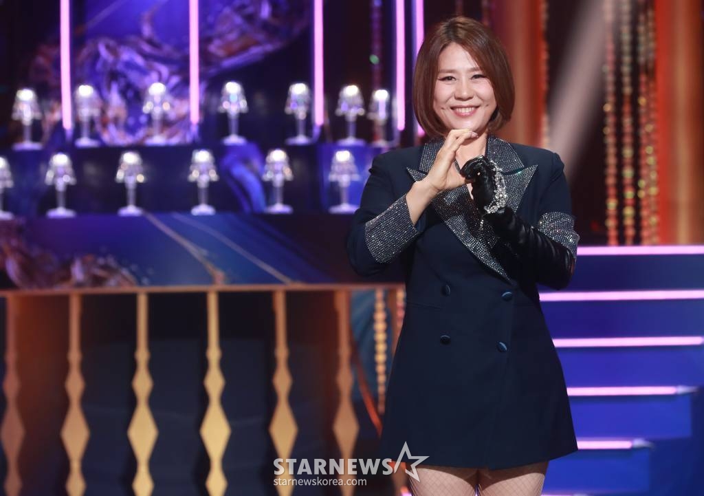 가수 신효범이 23일 오후 서울 여의도 KBS 신관에서 진행된 2TV 예능 '골든걸스' 쇼케이스에서 포즈를 취하고 있다. /2023.11.23 /사진=이동훈