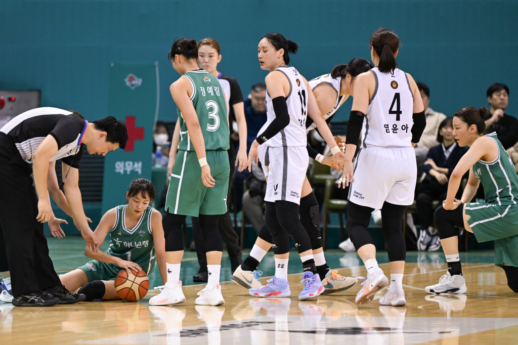 KB-하나원큐 경기 모습. /사진=WKBL 제공