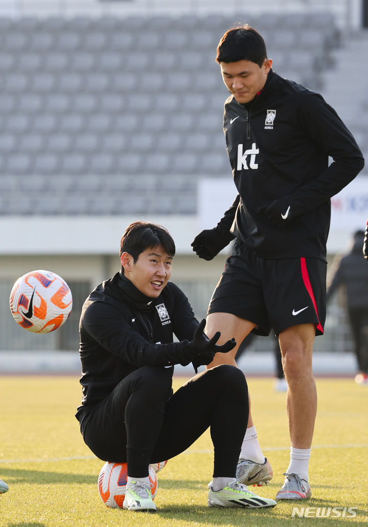 김민재(위)와 이강인. /사진=대한축구협회