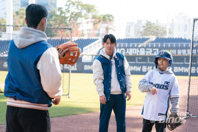 NC 김주원(맨 왼쪽)과 서호철(가운데)이 창원NC파크에서 난치병 투병 중인 공민준 군에게 공 던지는 법을 알려주고 있다. /사진=NC 다이노스 제공