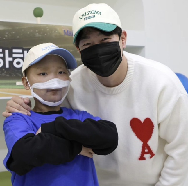 NC 박건우(오른쪽)가 지난 16일 공민준 군이 있는 병동을 찾아 기념촬영을 하고 있다. /사진=박건우 SNS 갈무리