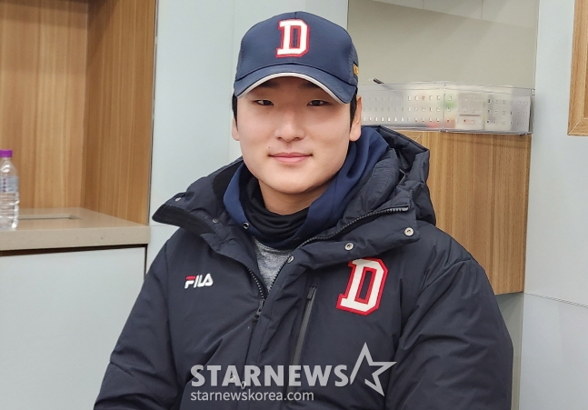 두산 곽빈이 25일 2023 곰들의 모임 행사에서 취재진과 인터뷰를 하고 있다. /사진=안호근 기자