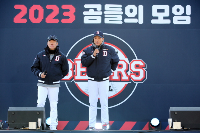 이승엽 두산 감독(오른쪽)이 허경민과 함께 무대에 올라 팬들에게 감사 인사를 전하고 있다. /사진=두산 베어스