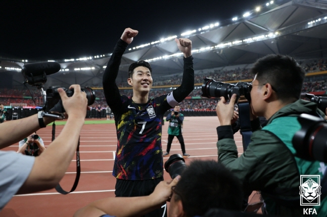 손흥민(가운데)이 21일 중국 원정경기 후 팬들에게 인사를 하고 있다. /사진=대한축구협회