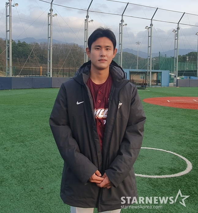 키움 조영건이 11월 강원도 원주에서 열린 2023 마무리 캠프에서 취재진과 인터뷰에 응하고 있다. /사진=김동윤 기자
