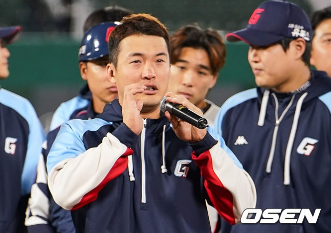 안권수가 지난달 11일 부산 사직야구장에서 열린 홈 최종전에서 롯데 팬들에게 눈물을 흘리며 고별사를 건네고 있다.
