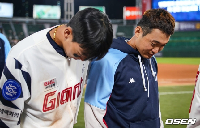 안권수(오른쪽)가 지난달 11일 부산 사직야구장에서 열린 홈 최종전에서 롯데 팬들에게 고개 숙여 인사하고 있다.