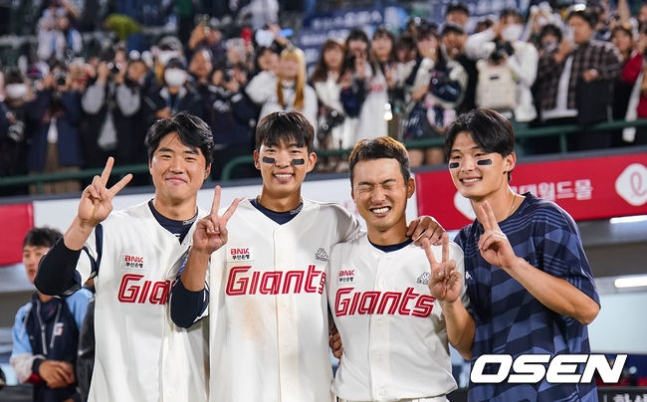 (왼쪽부터) 손성빈, 김민석, 안권수, 윤동희가 지난달 11일 부산 사직야구장에서 열린 홈 최종전 후 촬영에 임하고 있다.