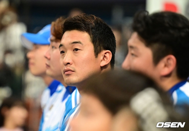 안권수가 26일 서울 고척스카이돔에서 열린 '2023 희망더하기 자선야구대회'에 참가해 어딘가를 응시하고 있다.