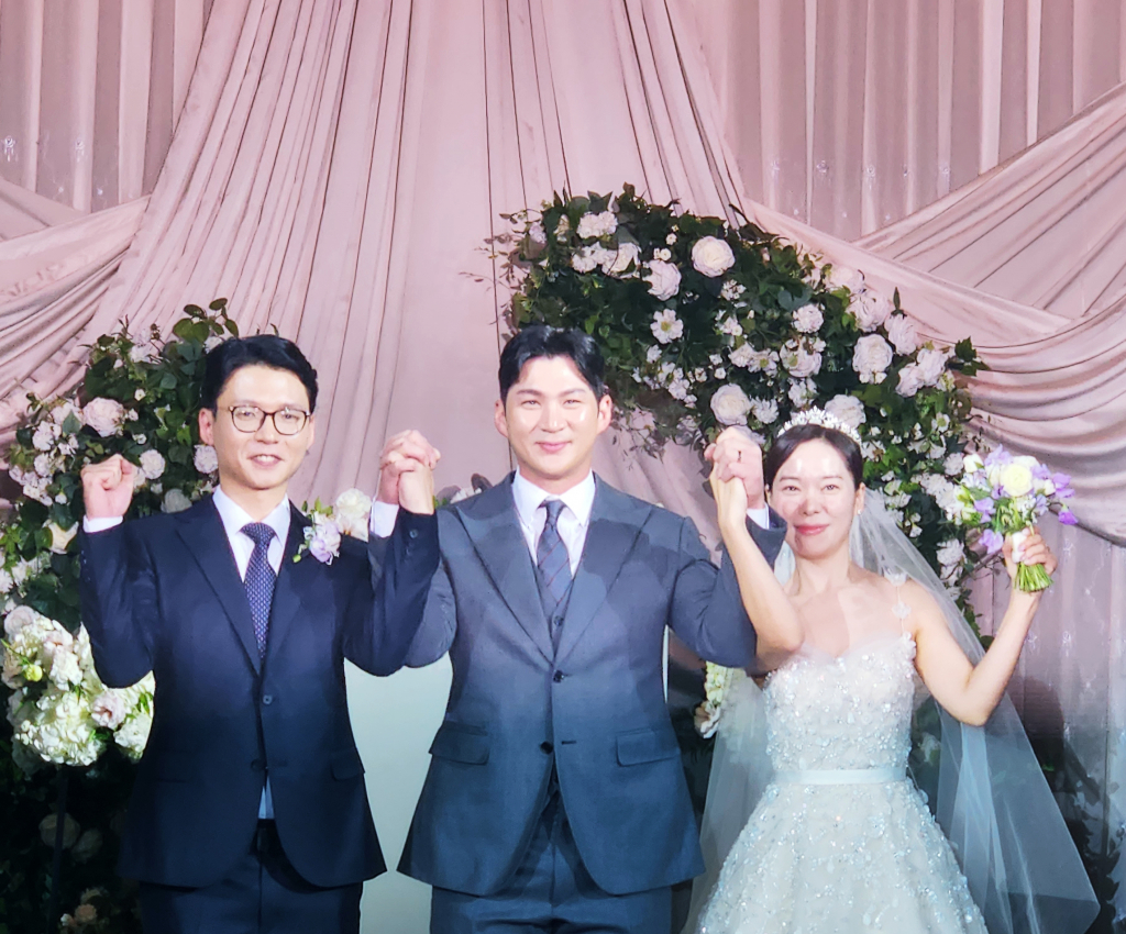 오지환(가운데)와 LG 트윈스 팬 김남현(왼쪽)씨. /사진=LG 트윈스 제공