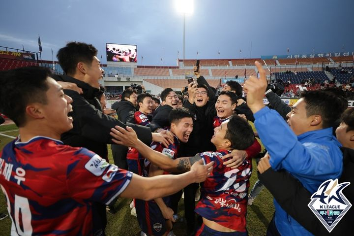 기뻐하는 김천 상무 선수들. /사진=한국프로축구연맹