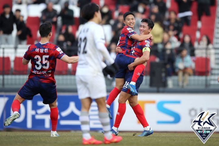 골 세리머니 중인 김천 상무 선수들. /사진=한국프로축구연맹
