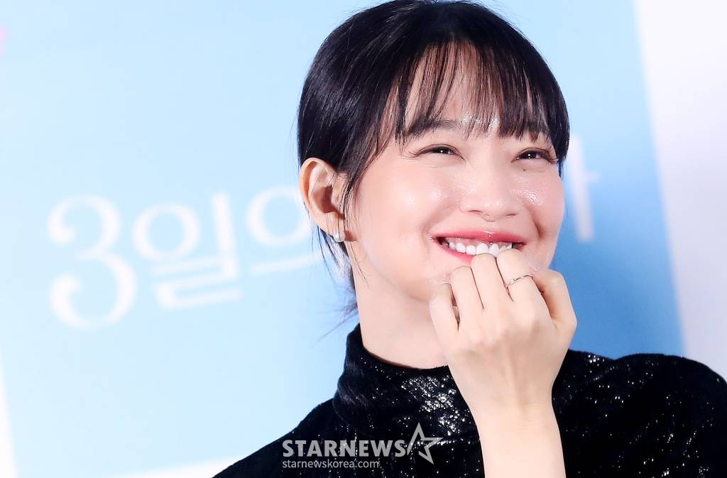 배우 신민아가 27일 오후 서울 광진구 롯데시네마 건대입구에서 진행된 영화 '3일의 휴가' 언론시사회 및 기자간담회에 참석해 미소를 짓고 있다. '3일의 휴가'는 하늘에서 휴가 온 엄마 '복자'(김해숙 분)와 엄마의 레시피로 백반집을 운영하는 딸 '진주'(신민아 분)의 힐링 판타지 영화. 12월 6일 개봉. 2023.11.27 /사진=김창현