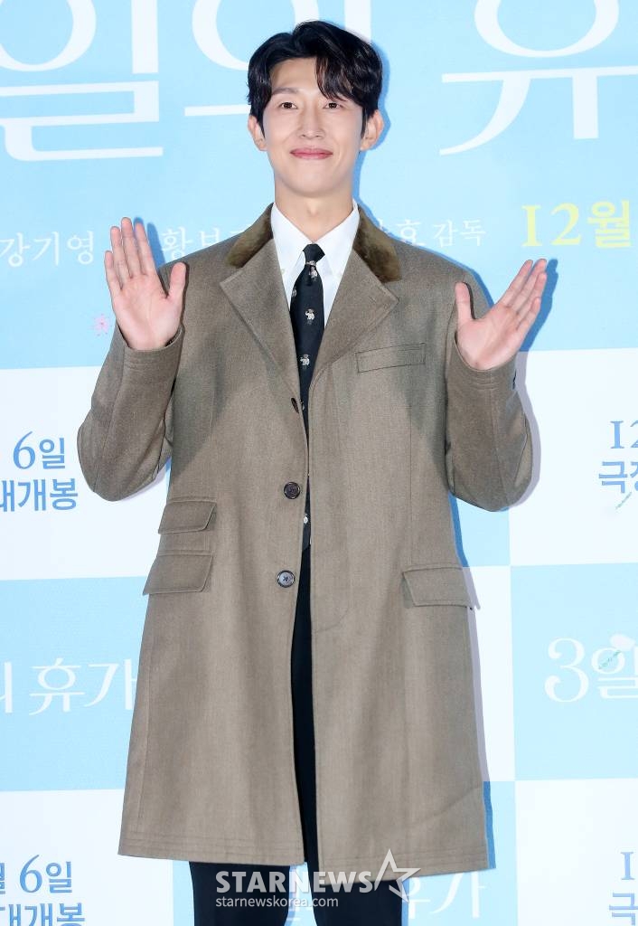 배우 강기영이 27일 오후 서울 광진구 롯데시네마 건대입구에서 진행된 영화 '3일의 휴가' 언론시사회 및 기자간담회에 참석해 포즈를 취하고 있다. '3일의 휴가'는 하늘에서 휴가 온 엄마 '복자'(김해숙 분)와 엄마의 레시피로 백반집을 운영하는 딸 '진주'(신민아 분)의 힐링 판타지 영화. 12월 6일 개봉. 2023.11.27 /사진=김창현