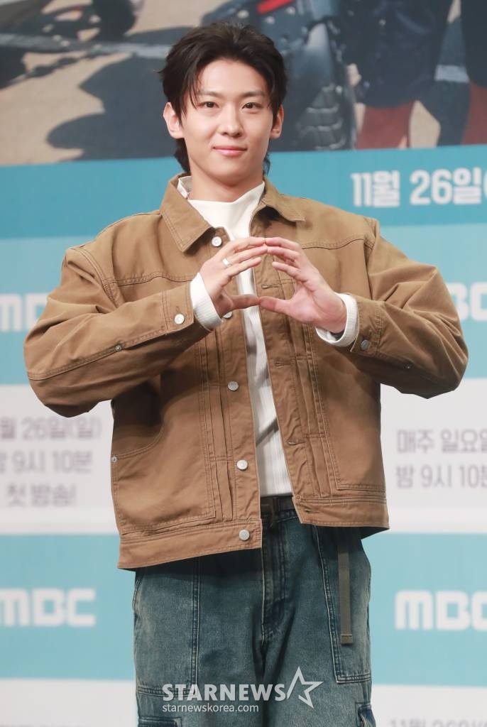 크리에이터 덱스가 23일 오후 서울 상암동 MBC 골든마우스홀에서 진행된 예능 프로그램 '태어난 김에 세계일주3' 제작발표회에 참석해 포즈를 취하고 있다. /2023.11.23 /사진=이동훈