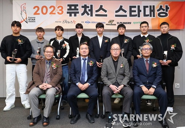 (왼쪽 위부터 시계방향으로) 축구 오산고 강주혁, 영등포공고 김현민, 영등포공고 손승민, 신평고 정마호, 야구 장충고 황준서, 세광고 박지환, 경기상고 한지윤, 대구고 배찬승, 양해영 대한야구소프트볼협회 부회장, 김인식 KBO 총재 어드바이저, 박준철 스타뉴스 대표, 한준희 대한축구협회 부회장. /사진=김창현 기자