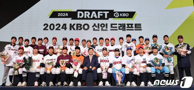 지난 9월 14일 서울 중구 웨스틴조선호텔 그랜드볼룸에서 열린 ‘2024 KBO 신인 드래프트’에서 허구연 KBO 총재(아랫줄 가운데)와 지명 받은 신인 선수들이 기념 촬영에 임하고 있다. /사진=뉴스1