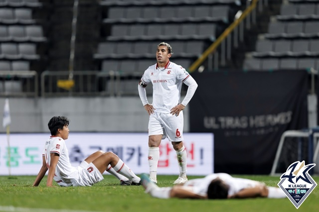아쉬워하는 부천FC 선수단. /사진=한국프로축구연맹 제공