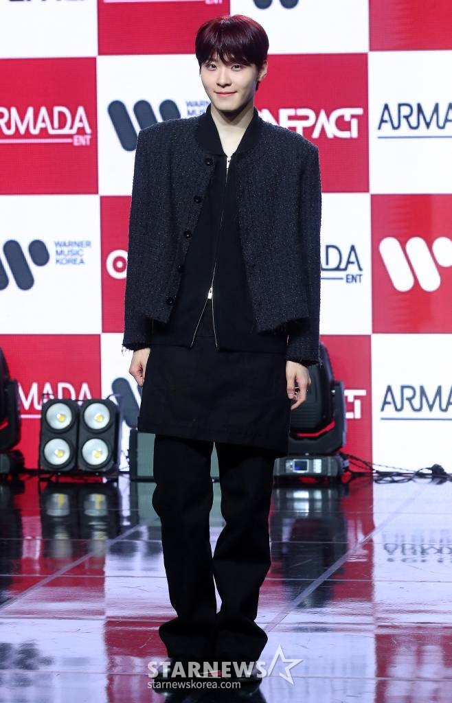 그룹 원팩트(ONE PACT) 성민이 30일 오후 서울 강남구 청담동 일지아트홀에서 진행된 첫 번째 미니앨범 '모멘트(Moment)' 발매 기념 쇼케이스에 참석해 포즈를 취하고 있다. 원팩트의 이번 앨범에는 타이틀곡 '좋겠다' 외에도 '멋진 거', '지오에이티(G.O.A.T)', '러시 인 투 유(RUSH IN 2 U)', '진행중', '일루전(illusion)' 등 총 여섯 곡이 수록됐다. 2023.11.30 /사진=김창현
