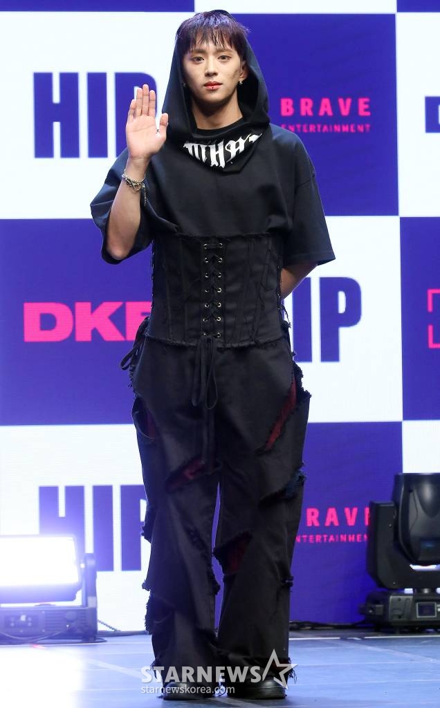 그룹 다크비(DKB) 디원이 30일 오후 서울 광진구 건국대학교 새천년관 대공연장에서 진행된 미니 7집 'HIP'(힙) 발매 기념 쇼케이스에 참석해 포즈를 취하고 있다.  다크비의 이번 앨범에는 타인의 시선에서 벗어나 진정한 '나'를 발견하고, 줏대 있게 성장하겠다는 여덟 멤버의 강인한 의지가 담겼다. 2023.11.30 /사진=김창현