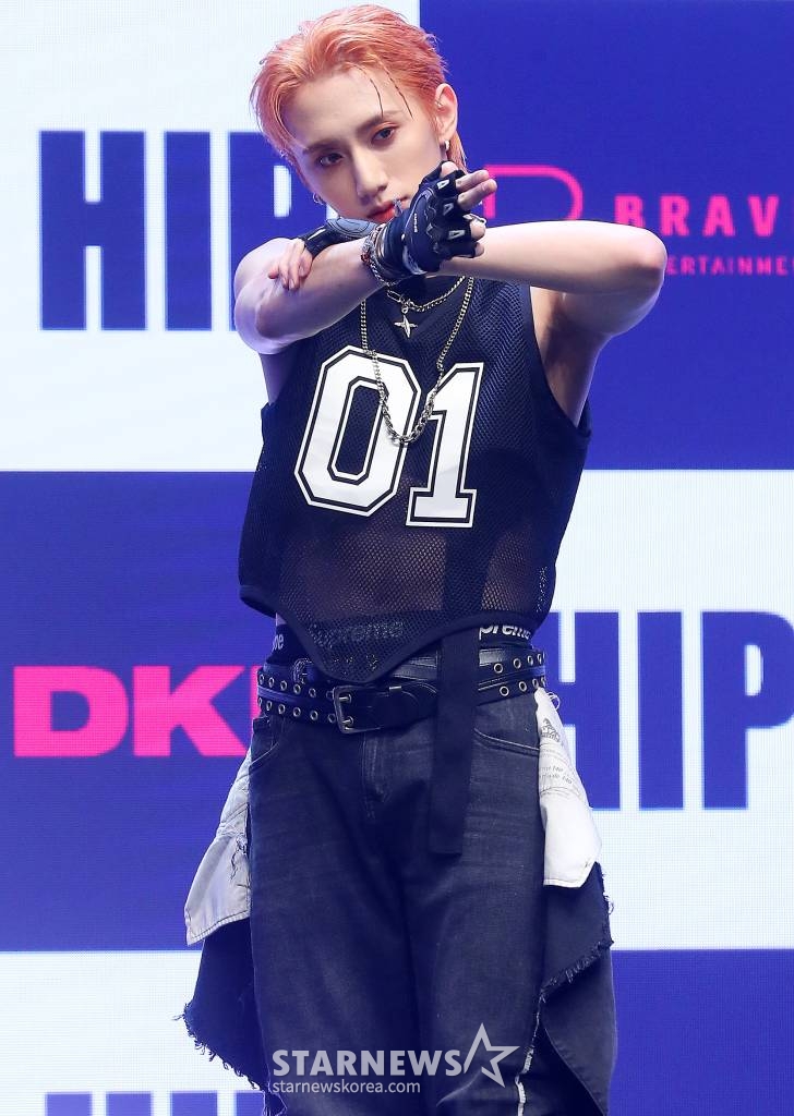 그룹 다크비(DKB) 해리준이 30일 오후 서울 광진구 건국대학교 새천년관 대공연장에서 진행된 미니 7집 'HIP'(힙) 발매 기념 쇼케이스에 참석해 포즈를 취하고 있다.  다크비의 이번 앨범에는 타인의 시선에서 벗어나 진정한 '나'를 발견하고, 줏대 있게 성장하겠다는 여덟 멤버의 강인한 의지가 담겼다. 2023.11.30 /사진=김창현