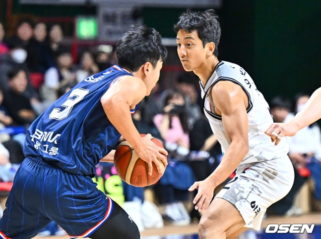 KCC 허웅(왼쪽)과 KT 허훈이 30일 부산 사직체육관에서 열린 양 팀의 맞대결에서 경합을 펼치고 있다.