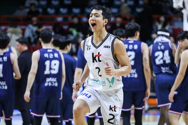KT 허훈이 지난달 30일 KCC와 원정경기를 승리한 후 기뻐하고 있다. /사진=KBL
