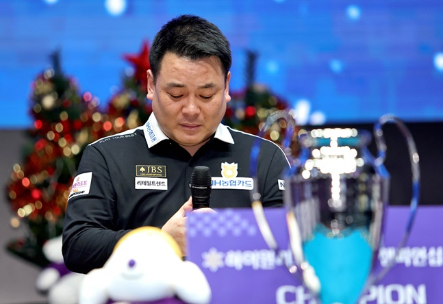 조재호가 11월 30일 '하이원리조트 PBA-LPBA 챔피언십' PBA 결승전에서 우승을 차지한 뒤 울먹이고 있다. /사진=PBA 투어